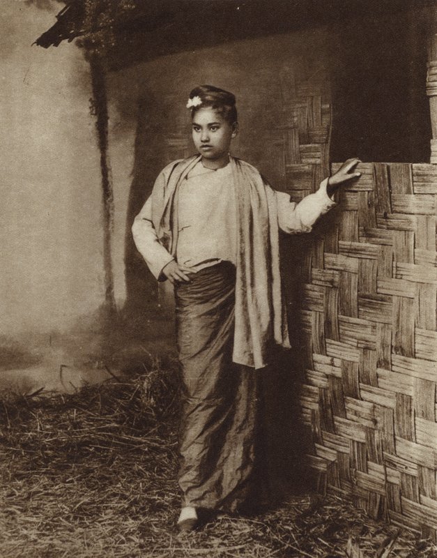 Žena mongolského původu ve vesnici v Barmě (černobílá fotografie) od English Photographer