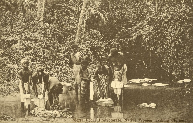 Ženy peroucí prádlo v řece, Sierra Leone (č/b foto) od English Photographer