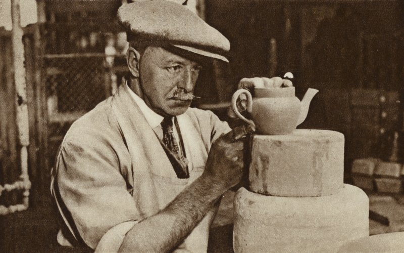 Dělník vyrábějící čajovou konvici v Royal Doulton Works, Stoke-on-Trent, Staffordshire (č/b foto) od English Photographer
