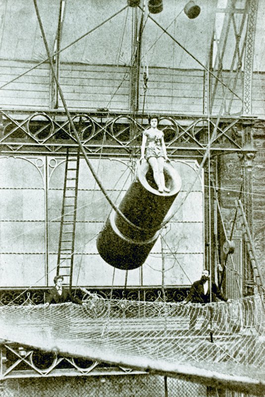 Zazelovi, kterému v roce 1877 platili 100 liber týdně za střelbu z děla od English Photographer