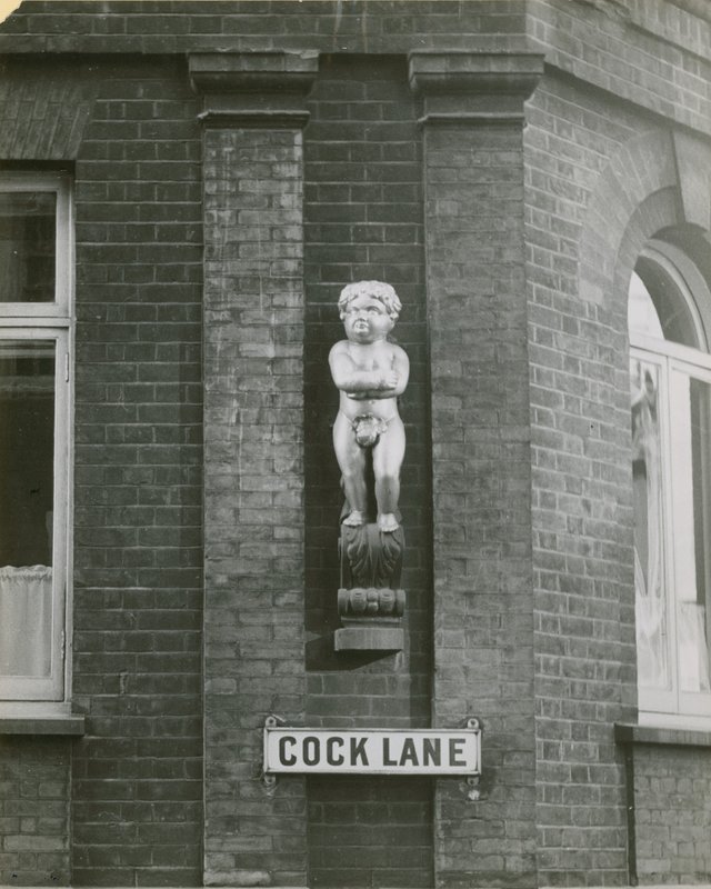 Cock Lane a Fat Boy, nebo Golden Boy, socha; fotografie od English School