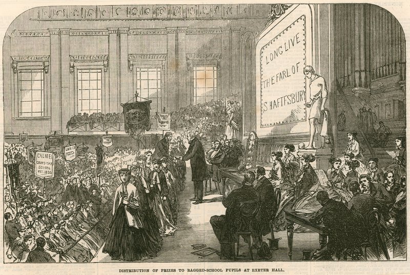 Rozdělení cen žákům otrhaných škol v Exeter Hall, Strand, Londýn od English School