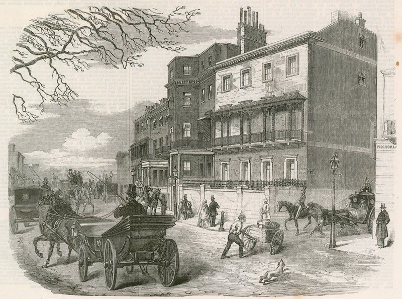 Gloucester House, Piccadilly, Londýn, sídlo zesnulé vévodkyně z Gloucesteru od English School