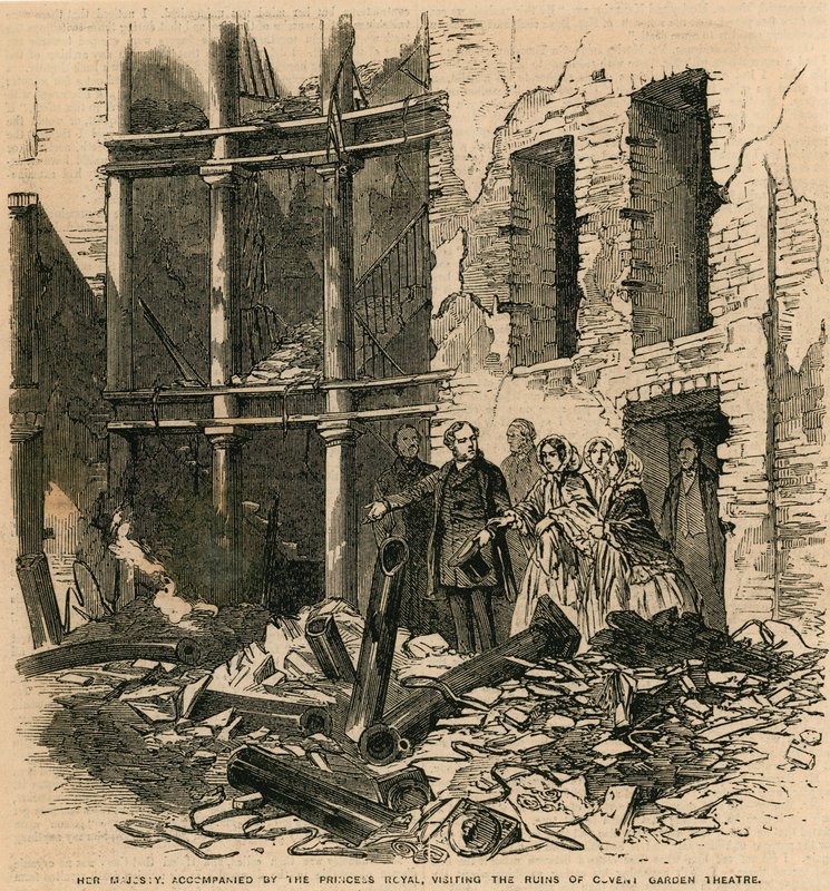 Její Veličenstvo v doprovodu princezny Royal na návštěvě ruin Covent Garden Theatre v Londýně od English School