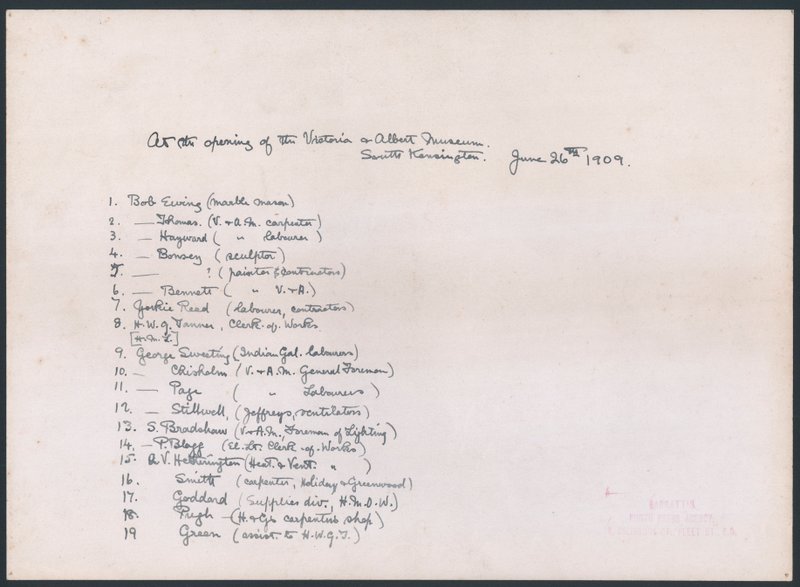 Klíč k fotografii skupiny dělníků, kteří přednesli adresu králi Edwardu VII. při otevření Victoria and Albert Museum (inkoust na papíře) od English School