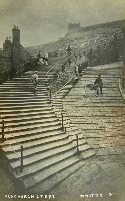 Staré kostelní schody, Whitby (čb fotografie) od English School