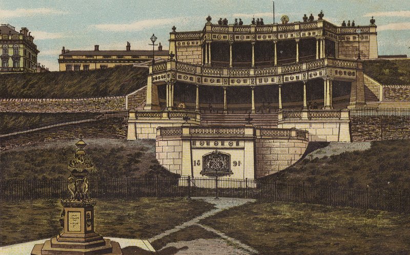 Plymouth: The Colonnade on the Hoe (colour litho)   1321988   cs       czech Successfully Translated  Original: Woman and Smaller Male Figure on Grand Stairway [recto] Translat: Woman and Smaller Male Figure on Grand Stairway [recto] 1222830 cs czech Succe od English School