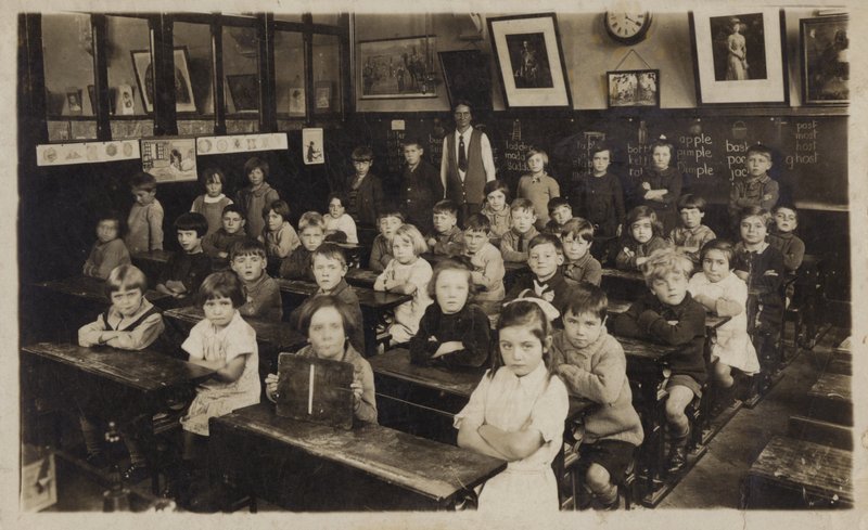 Školáci ve třídě (čb fotografie) od English School
