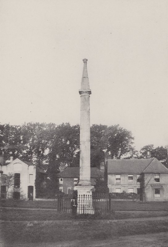 Kamenný sloup, který dříve stál v Seven Dials od English School