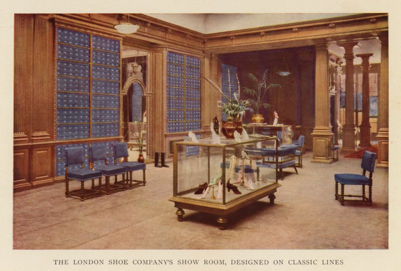 Show Room The London Shoe Company, navržený na klasických liniích (barevné lito) od English School
