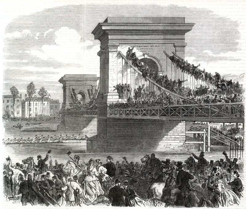 Závod lodí v Oxfordu a Cambridge, scéna na Hammersmith Bridge od English School