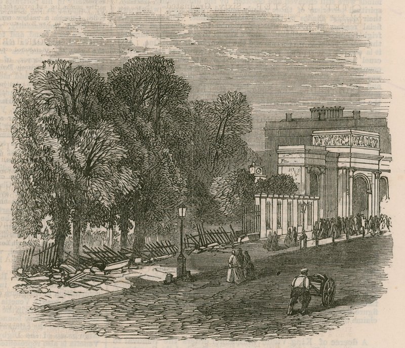 Nepokoje v Hyde Parku: Rozbité zábradlí v Hyde Park Corner od English School