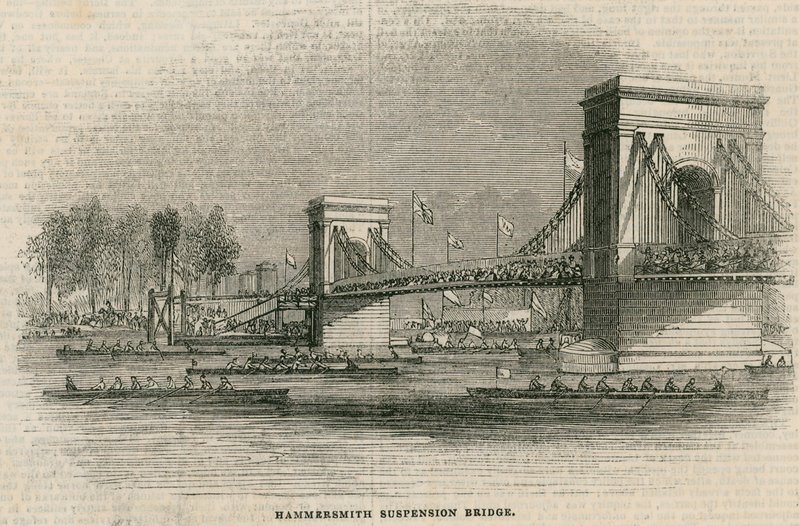 Regata na Temži, lodě projíždějí pod mostem Hammersmith Bridge od English School