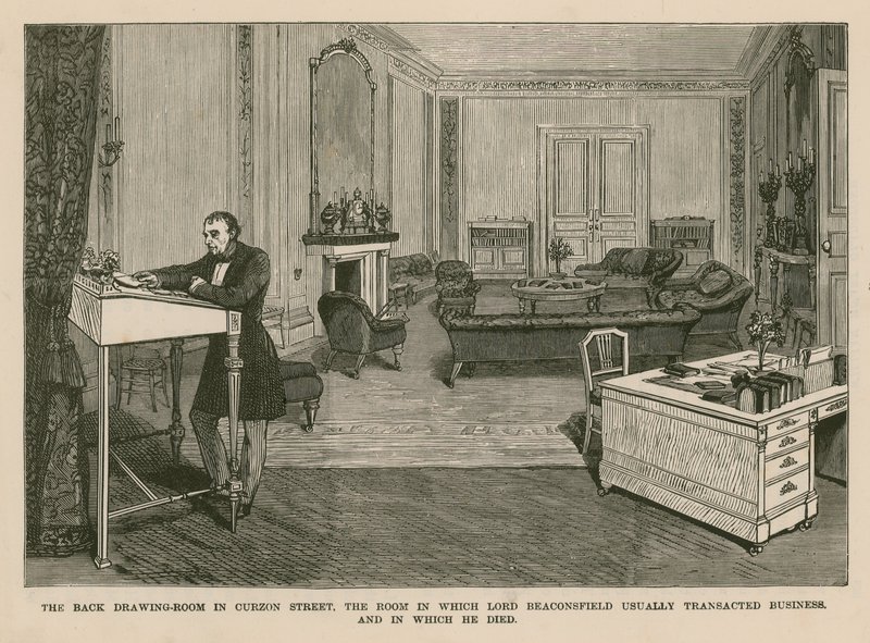 Zadní salon v Curzon Street v Londýně. Místnost, ve které lord Beaconsfield obvykle obchodoval a ve které zemřel od English School