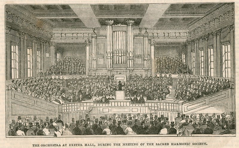 Orchestr v Exeter Hall, Londýn, během setkání Sacred Harmonic Society od English School