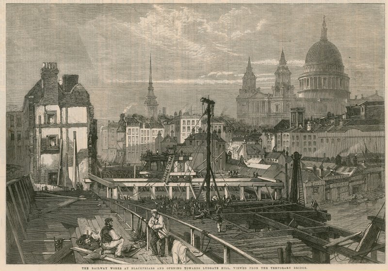Železnice funguje v Blackfriars a otevírá se směrem k Ludgate Hill v Londýně, při pohledu z dočasného mostu od English School