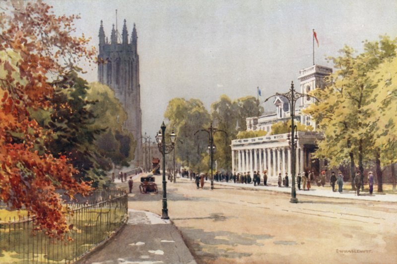 The Parade and Pump Room, Leamington (barevné lito) od Ernest William Haslehust
