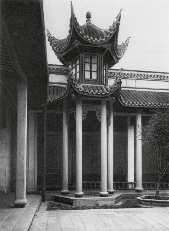 Changshafu, Chen kia tze tang, Hunan, Chrám předků rodiny Chen, zvonice na hlavním nádvoří (čb fotografie) od Ernst Boerschmann