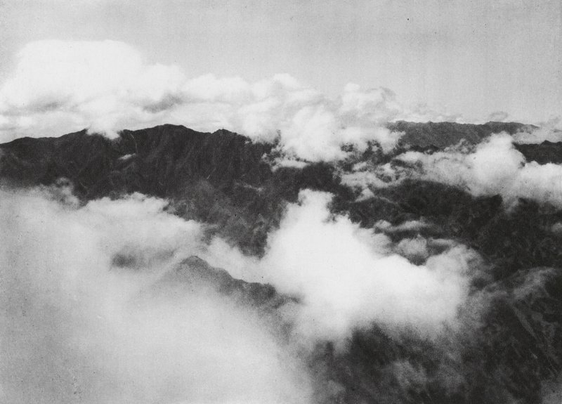 Hua shan, Pai yun, Shensi, Bílé mraky kolem vrcholu Posvátné hory (čb fotografie) od Ernst Boerschmann