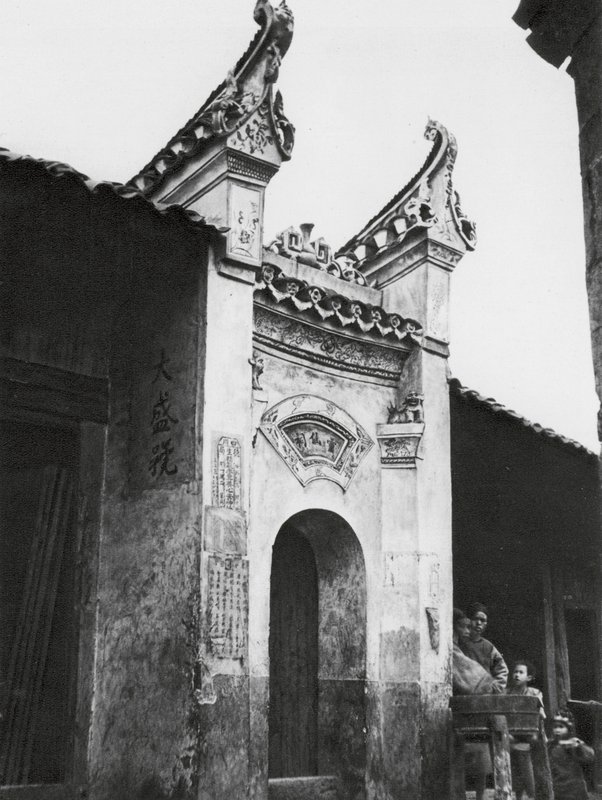 Hunan, vchod do domu (čb fotografie) od Ernst Boerschmann