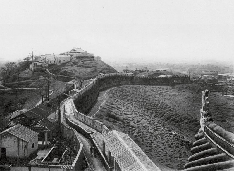 Kuang-čou, Kuan-jin-šan, Kuangtung, Pohled ze severní věže severní zdi města a kopce Kuan-jin (čb fotografie) od Ernst Boerschmann