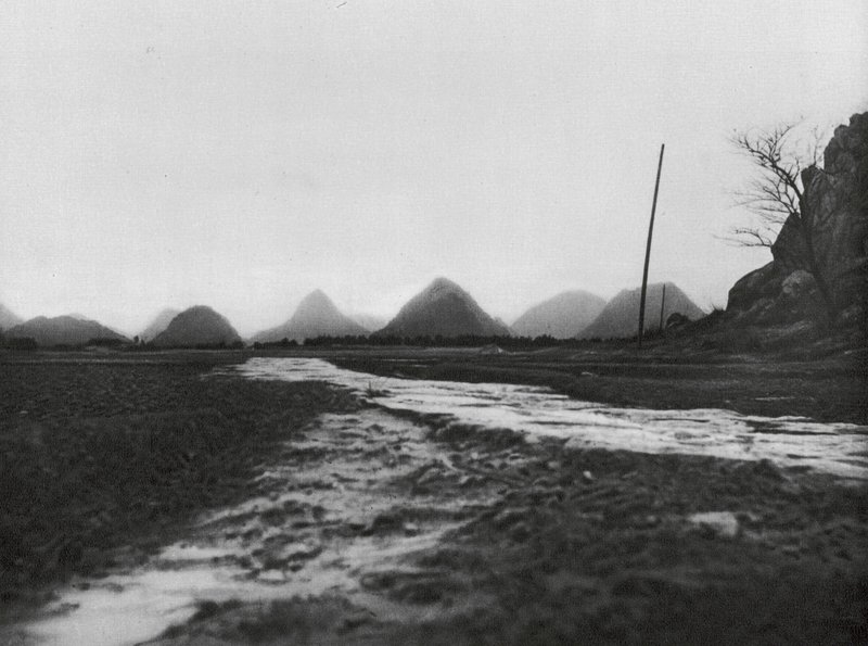 Kuangsi, Kuželovité hory severně od Kueilinfu (čb fotografie) od Ernst Boerschmann