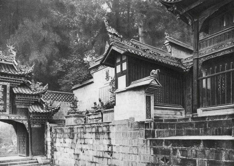 Kuanhien, Ori Lang miao, Sečuán, První nádvoří chrámu Ori Lang (čb fotografie) od Ernst Boerschmann