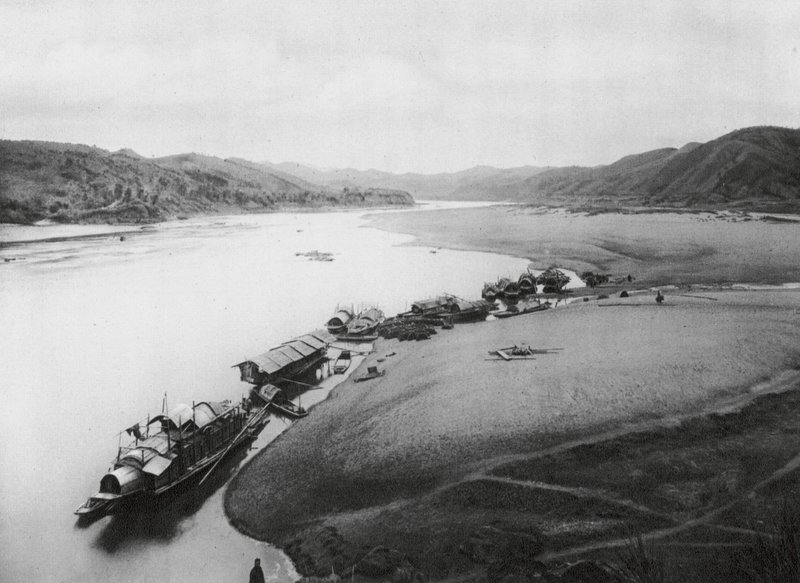 Kuei kiang, Kuangsi, Řeka Kuei, Lodě podél břehů (čb fotografie) od Ernst Boerschmann