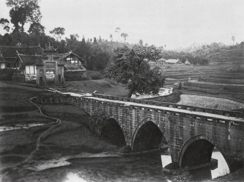 Luchou, Tzeliutsing, Sečuán, krajina (čb fotografie) od Ernst Boerschmann