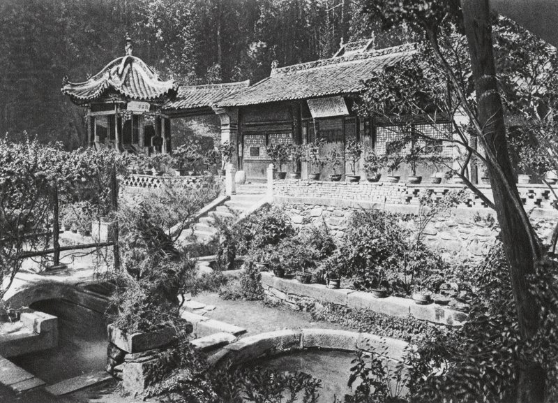 Miao tai tze, Shensi, Klášterní zahrada (čb fotografie) od Ernst Boerschmann