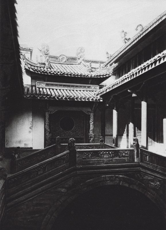 Ningpo, Fukien hui kuan, Chekiang, Přední nádvoří klubu Fukien (čb fotografie) od Ernst Boerschmann