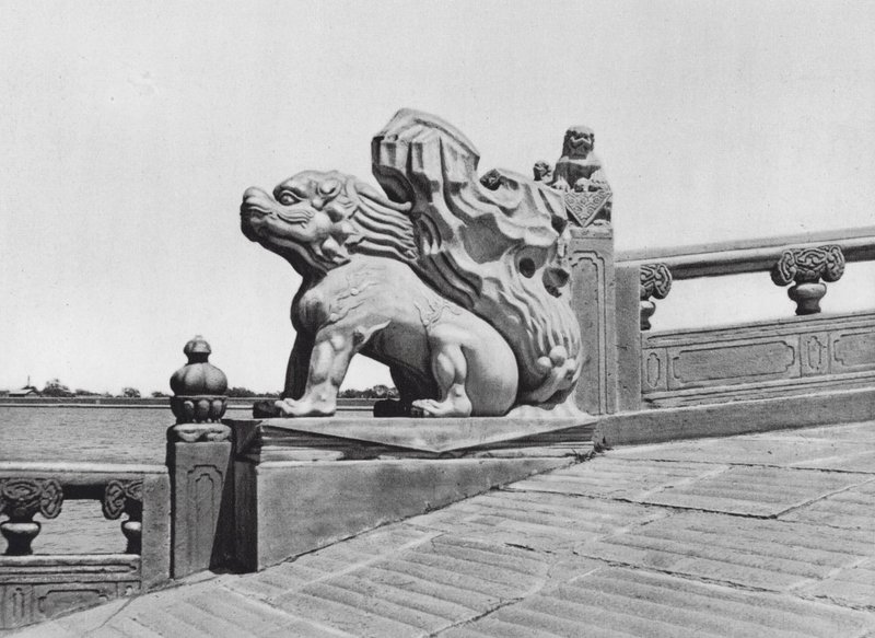 Peking, Wan-šou-šan, Čchihli, Konec mostu v Letním paláci (čb fotografie) od Ernst Boerschmann