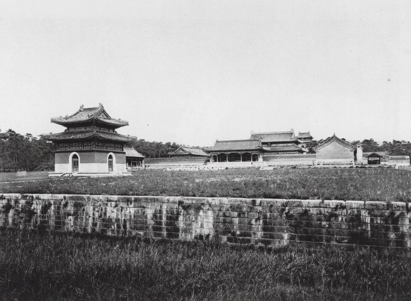 Siling, Chihli, hrobový chrám (čb fotografie) od Ernst Boerschmann