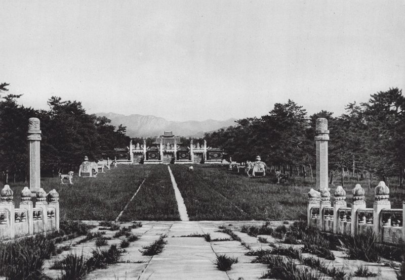 Siling, Chihli, Cesta duchů z mostu (čb fotografie) od Ernst Boerschmann