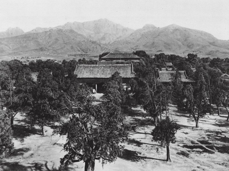 Taianfu, Tai miao, Shantung, Pohled na posvátnou horu Tai shan nad Velkým chrámem na severu (čb fotografie) od Ernst Boerschmann
