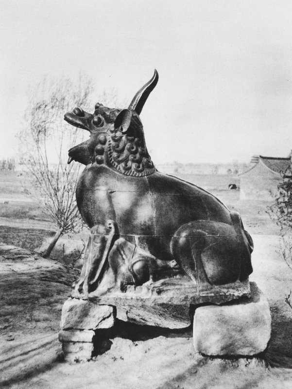 Taiyuanfu, Shansi, Bronzový jednorožec střežící řeku Fen (čb fotografie) od Ernst Boerschmann