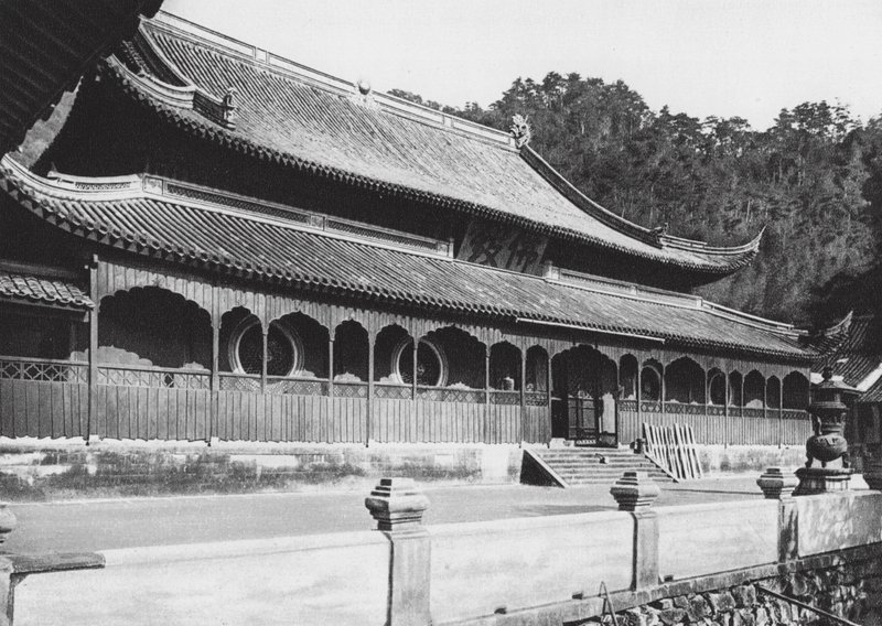 Tien tung sze, Chekiang, Hlavní sál kláštera Nebeského chlapce u Ningpo (čb fotografie) od Ernst Boerschmann