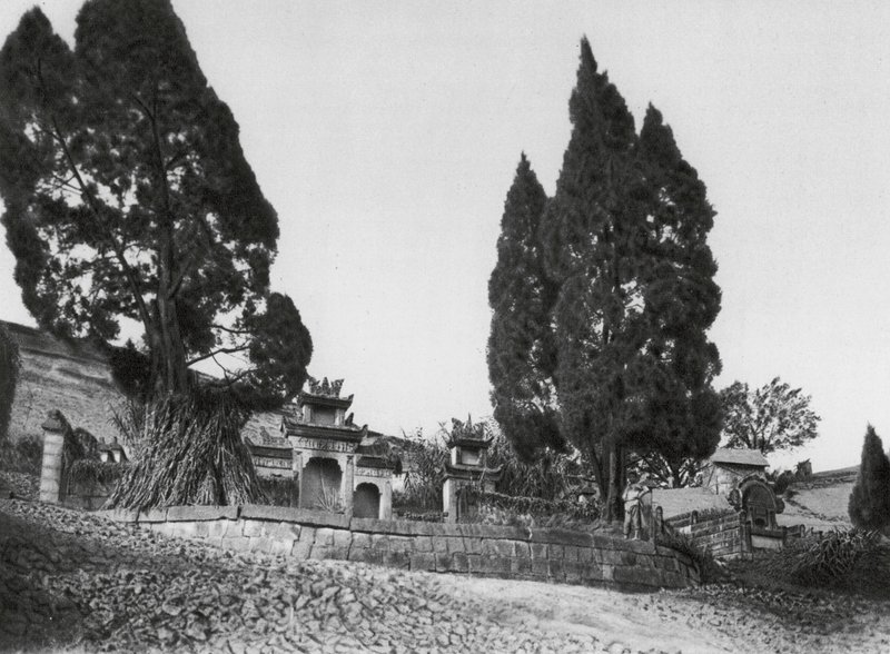 Wanhien, Kiao ting shan, Sečuán, Hrob na svazích kopce Kiao ting u Wanhienu (čb fotografie) od Ernst Boerschmann