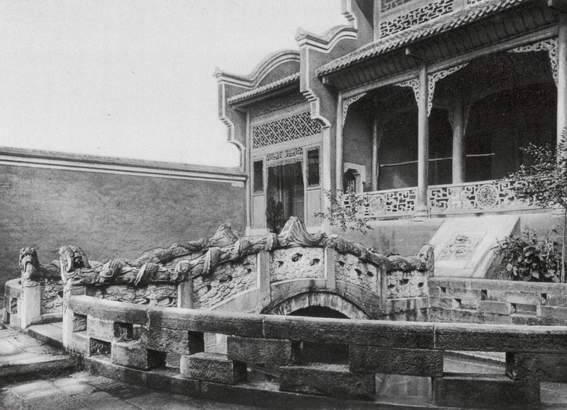 Wanhien, Wen miao, Sečuán, Přední nádvoří s jezírkem a dračím mostem v Konfuciově chrámu ve Wanhienu (čb fotografie) od Ernst Boerschmann