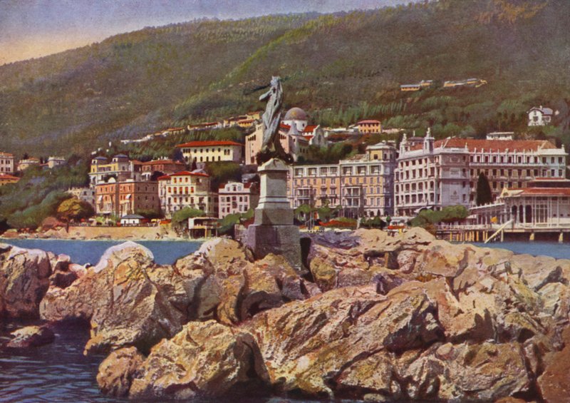 Opatija, nyní Opatija v Chorvatsku: Madonna del Mare, v pozadí kostel sv. Marie Zvěstované (foto) od European Photographer