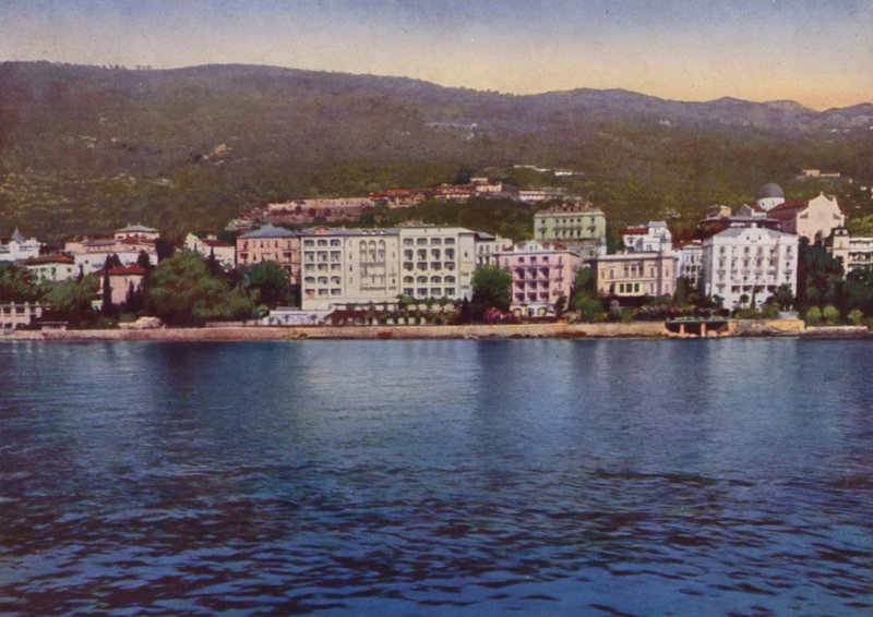 Opatija, nyní Opatija v Chorvatsku: Panorama z moře s výhledem na Pension Breiner, Hotel Residenz, Hotel Savoy a Villa Jeanette (foto) od European Photographer