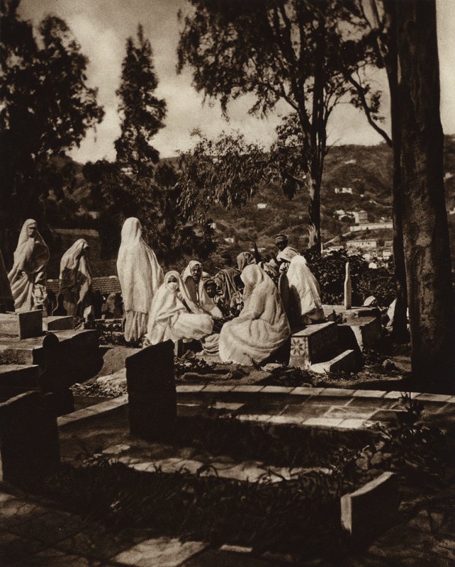 Alžír, arabské ženy na hřbitově (čb fotografie) od European Photographer