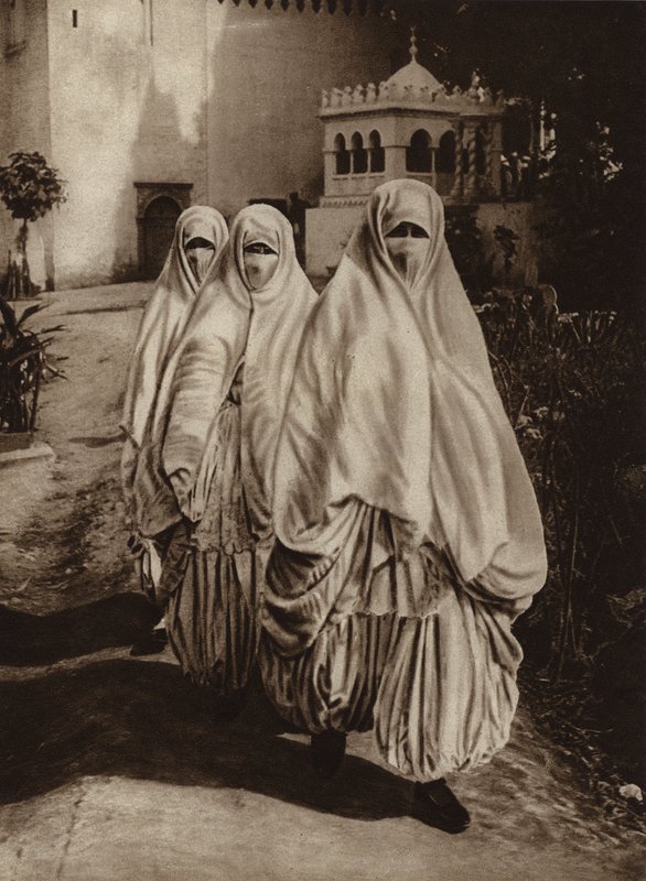 Alžír, Ženy na procházce (č/b fotografie) od European Photographer