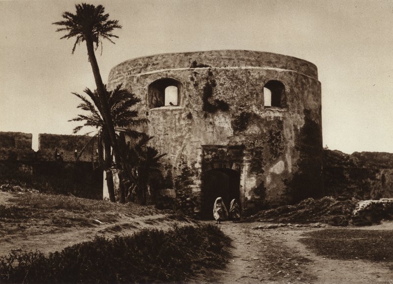 Arzila, brána v městské zdi (černobílá fotografie) od European Photographer