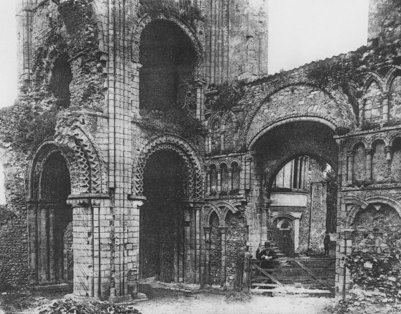 Castle Acre Priory, Norfolk, interiér West End of Church (černobílá fotografie) od European Photographer