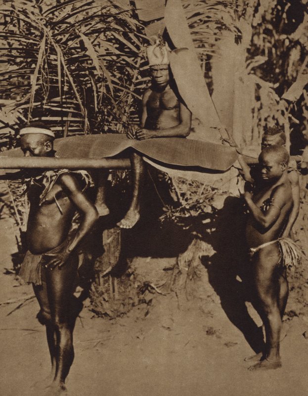 Náčelník afrického kmene Pygmejů nesený na nosítkách (černobílá fotografie) od European Photographer