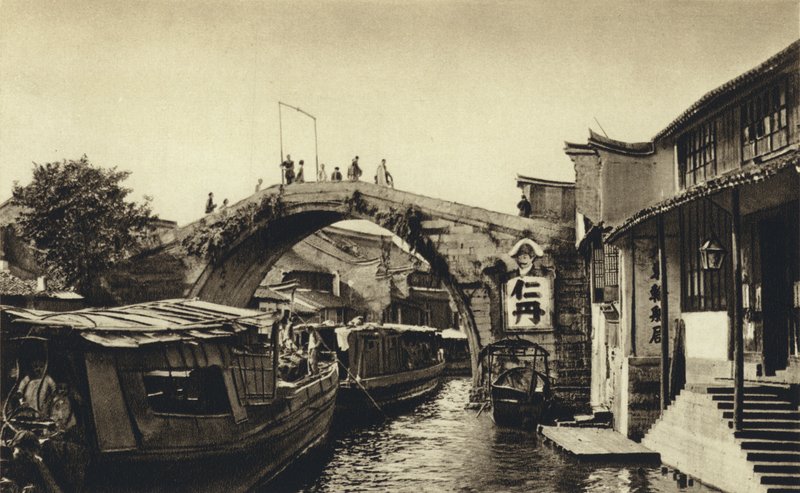 Čína, Most přes kanál v Kiahingu (čb fotografie) od European Photographer