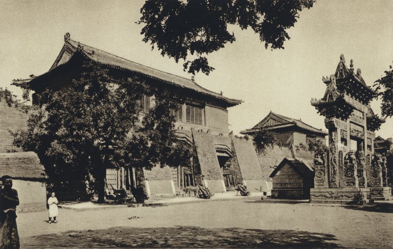 Čína, Vchod do chrámu u posvátné hory Taischan, Šantung (čb fotografie) od European Photographer