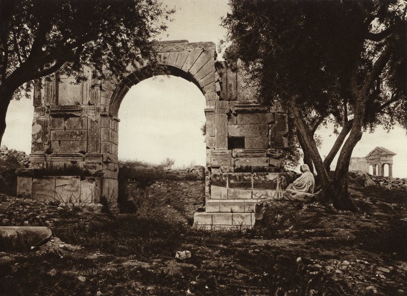 Dougga, Triumfální oblouk Alexandra Severuse (černobílá fotografie) od European Photographer