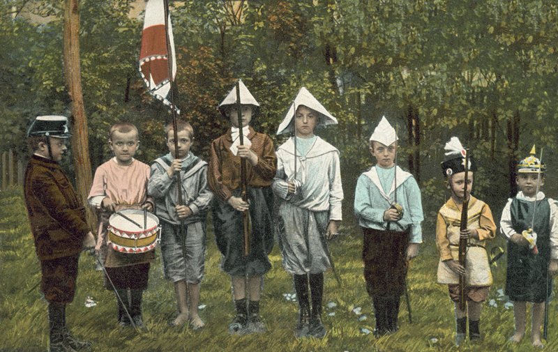Skupina chlapců hrajících si na vojáky (foto) od European Photographer